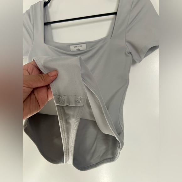Aritzia Babaton Contour Square Neck Short Sleeve Tee Bodysuit Gray size small - Picture 7 of 9